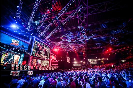 S15场外花絮：淘汰赛阶段，上海东方体育中心座无虚席。